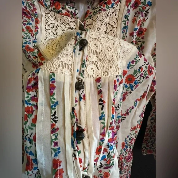 Anthropologie | Maeve Floral Peasant Top | Bell Sleeves | Button | Lace | Size 4 - Picture 6 of 7